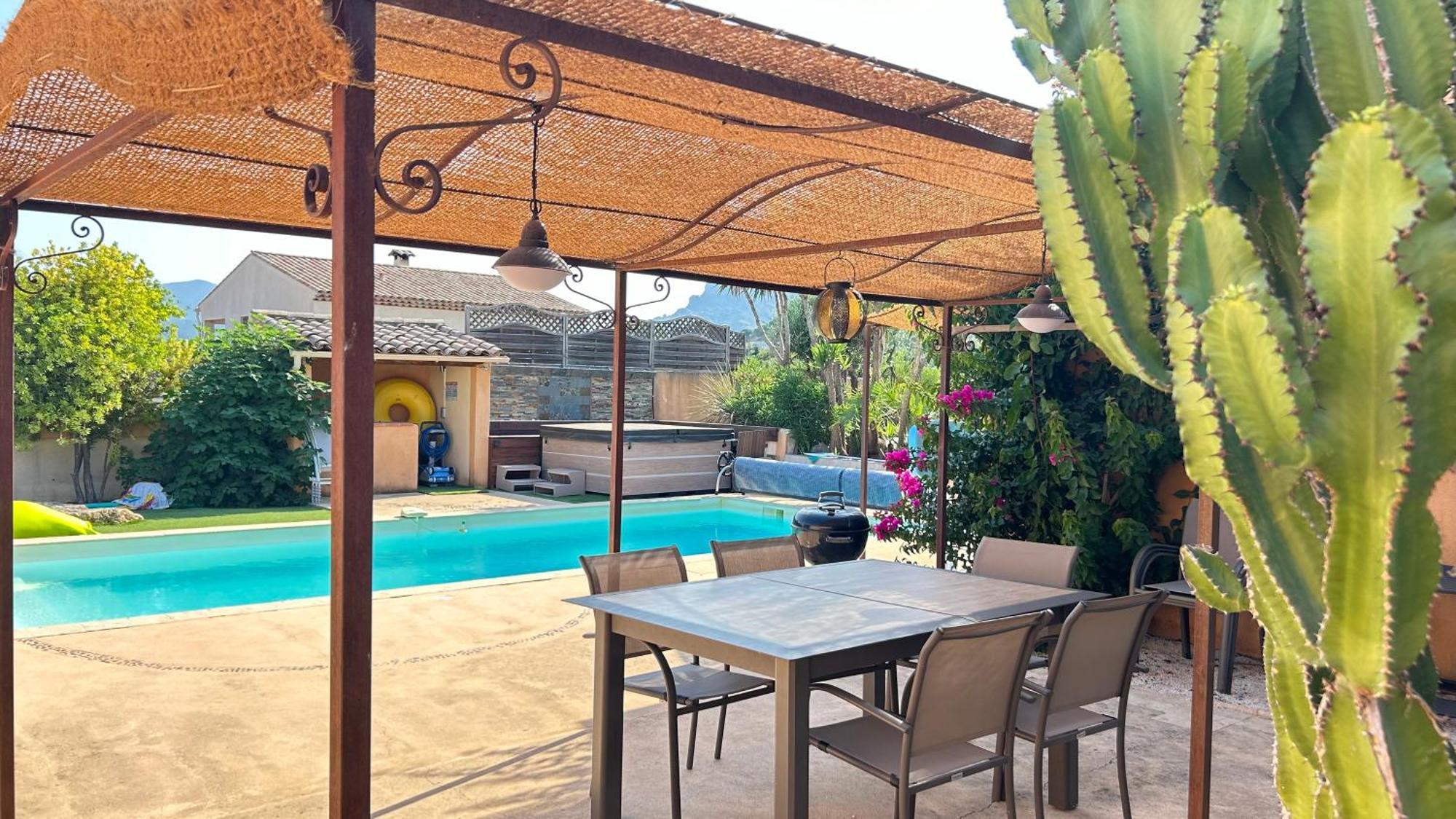 2 Hebergements - 10 Couchages - Parking, Piscine, Jacuzzi - Convivialite ロクブリューヌ・シュル・アルジャン エクステリア 写真